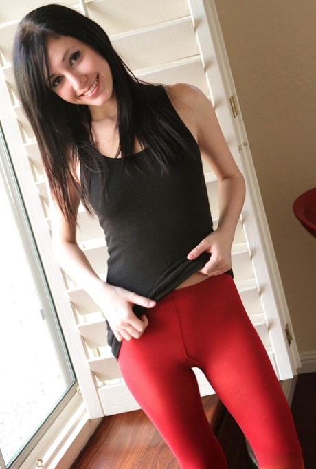 Delicious amateur teen Catie Minx gets rid of her pantyhose and poses nude 37311467