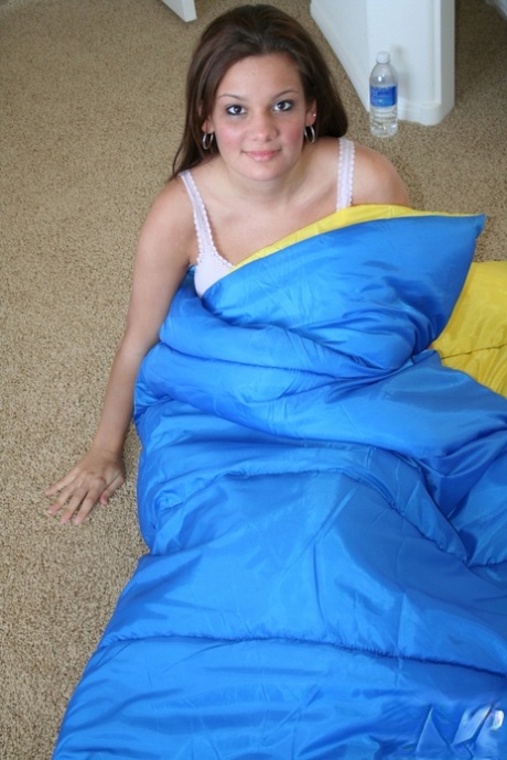 Hot busty amateur Kate Crush flaunts her big tits and ass in a sleeping bag 24162051