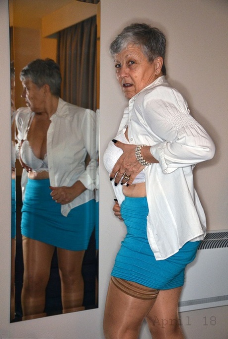 Hot granny Savana spreading wide open in cotton panties to flash mature pussy 16708349