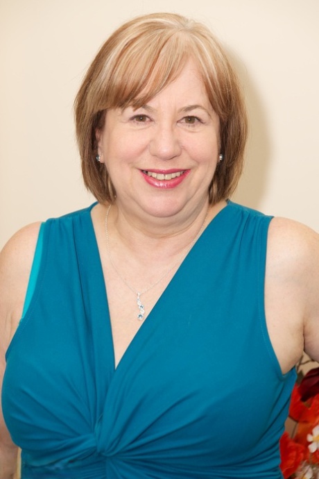 Thick older British woman Speedy Bee strips down to sexy nylons 37277694