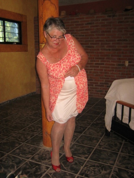 Fat White Upskirt - Chubby Granny Upskirt Porn Pics & Mature Sex Photos - Mature-Lovers.com