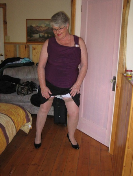 Fat granny Girdle Goddess exposes her pussy in crotchless panties and a girdle 11705008