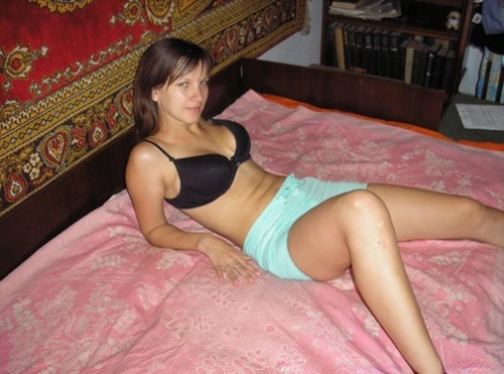 Amateur housewife Dana slides her panties aside to show her shaved vagina 99750391