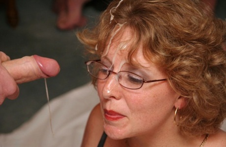 Busty mature amateur Curvy Claire purses cum covered lips during a blowbang 14530597