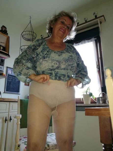 Horny granny Caro sticks a banana inside her natural pussy on kitchen chair 93608086