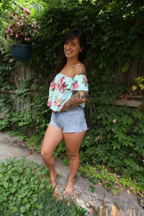 Brunette amateur Liandra Dahl tugs on a nip before showing her cunt by a tree 62525923