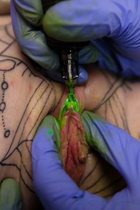 Inked blonde Sully Savage blows her tattoo artist for free work on her vagina 33980125