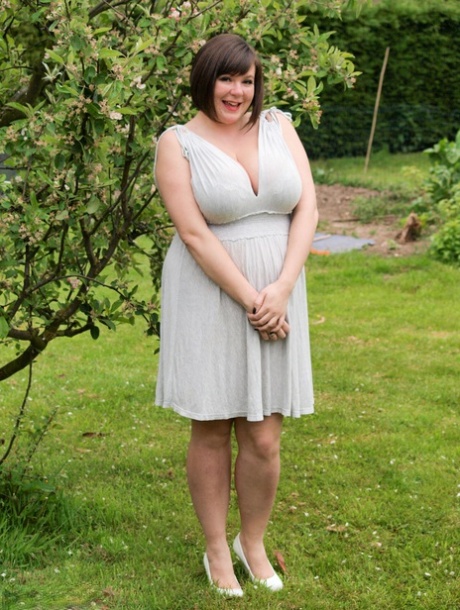 Fat amateur Roxy exposes her large tits before a backyard finger fuck 80407097