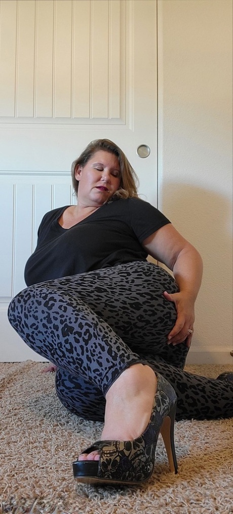 Obese amateur Busty Kris Ann strips down to her high-heeled shoes 57915652