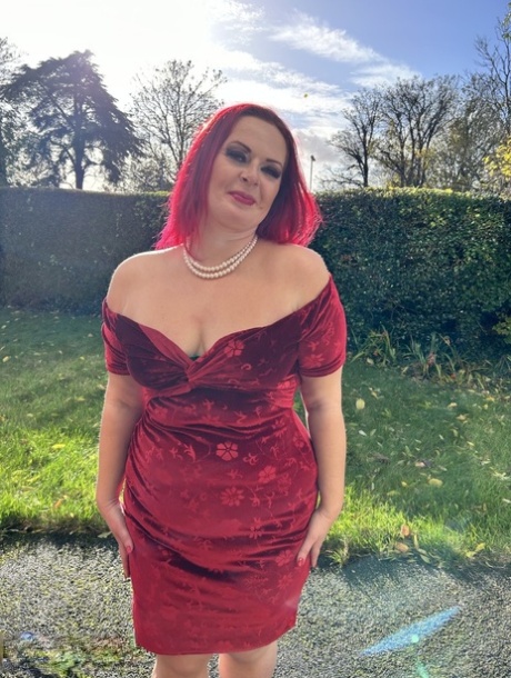 Redheaded cougar Juliet Redhead has sexual intercourse with a photographer 92477990