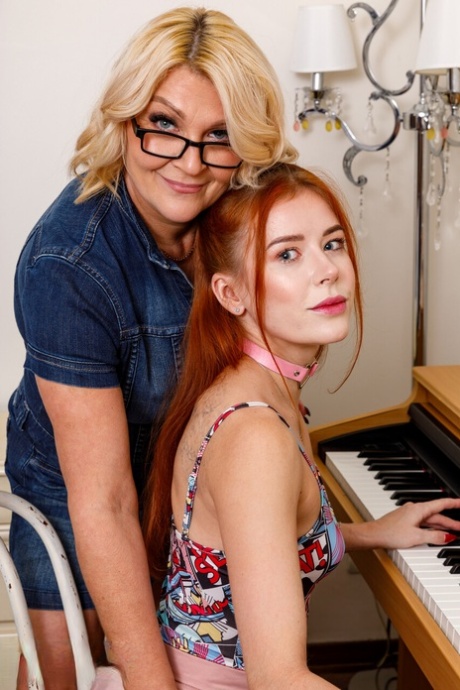Redheaded teen Luna Rishi has lesbian sex with her blonde stepmom 79820493