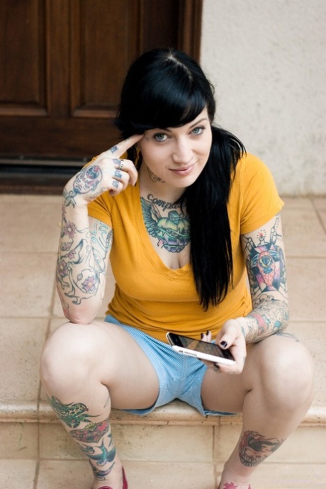 Tattooed fetish girls Moretta Coxxx & Kylee Kross on knees sucking cock 85702001