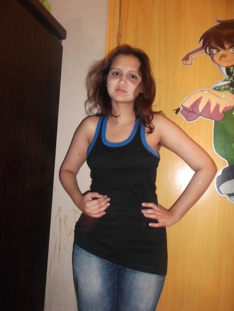 Indian amateur Sonia Bhabhi lifts up her tank top and fondles her titties 31991221
