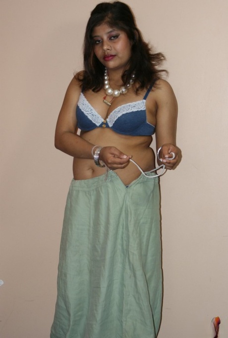 Chubby Indian chick Rupali takes off her sari and pretties to get naked 76923410
