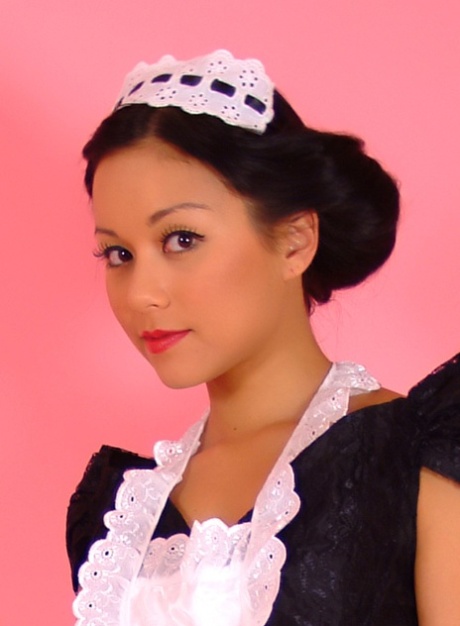 Pinup model Petra Lily So doffs her maid outfit to go topless 20344565