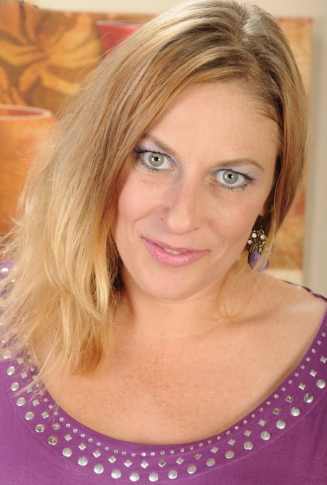 Close up posing scene demonstrating horny milf with big tits Madison Paige 36567241