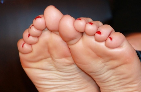 Babe in jeans Petra likes to play with her feet and show her body 61475687