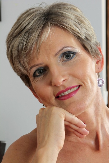 Encouraging Mature slut Melanie finds spare time for masturbation 59720554