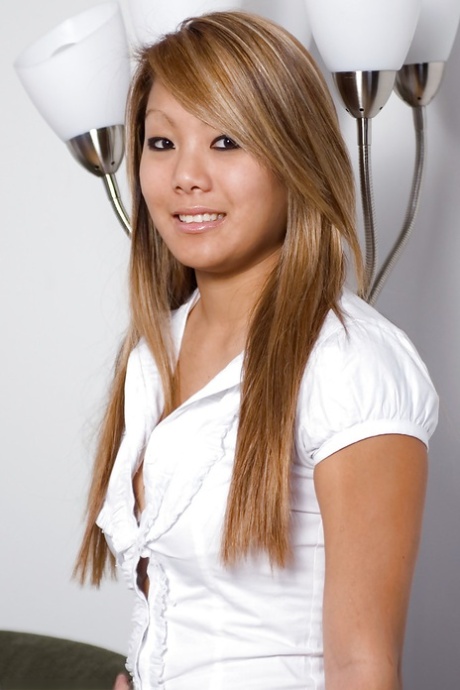Asian first timer Kandy spreading shaved pussy after jeans removal 35053878