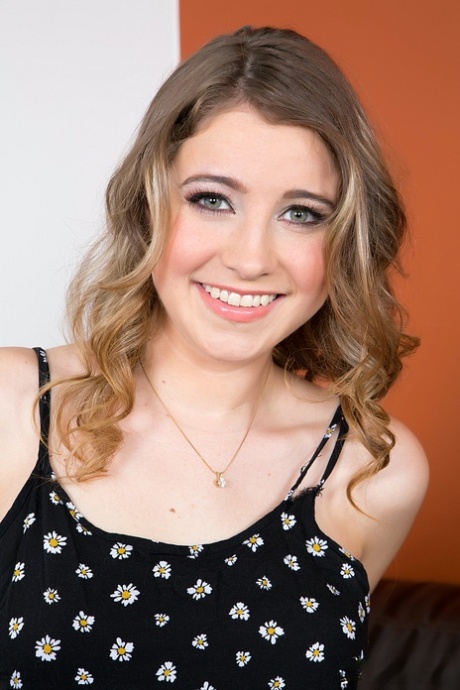 Solo girl Kinsley Eden hikes up her dress to pleasure her horny twat 72162739