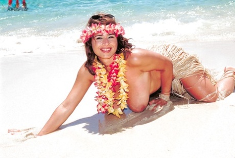 Seductive fatty Chloe Vevrier displaying her fat tits on the hawaiian beach 39212314