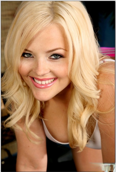 Flirtatious office secretary Alexis Texas stripping nude and spreading 59643753
