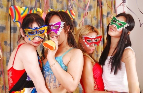 Shemale on shemale orgy in blindfolds for Brenda Lima and transsexual gfs 82984211